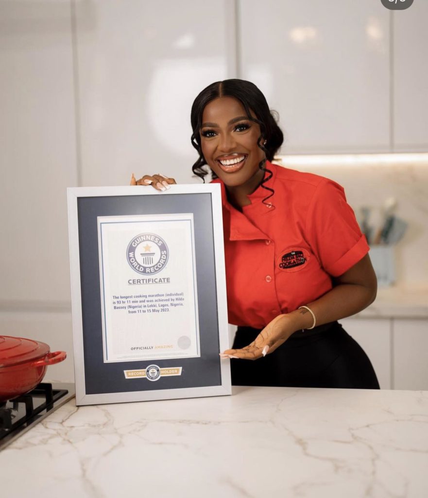 Ella a cuisiné le plus grand repas de jollof rice, soit 8780 kgs.